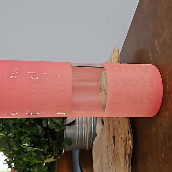 Lululemon LOVE YOGA Silicone Sleeve Glass Water Bottle - Picture 3 of 7